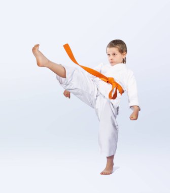 Doğrudan darbe bacak sportswomen karategi içinde atıyor