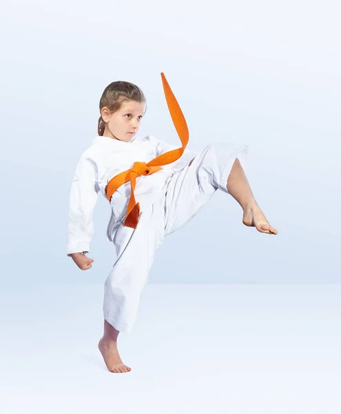 Karateka Flicka Slår Kick Ben Framåt — Stockfoto