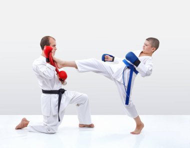 Koç makiwara ellerinde hangi çocuk dövmek devam ediyor