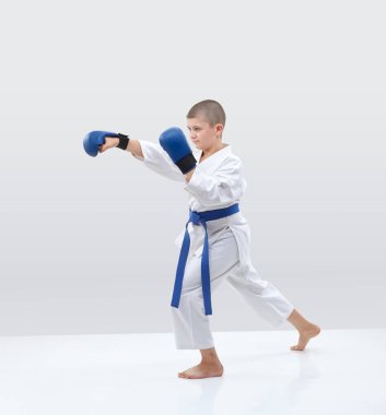 Rafa karate atlet kol yumruk atıyor.