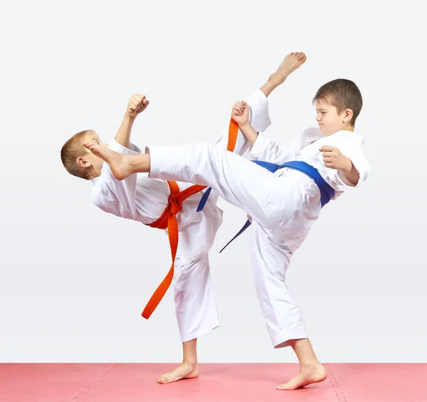 Kinderen Atleten Zijn Kicks Benen Training — Stockfoto