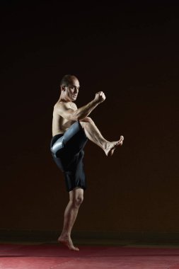 Bir atlet bir tekme bacak bir sıçrama atıyor.