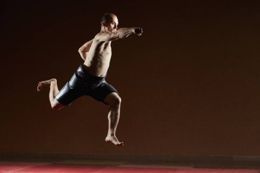 Atlet olarak atlama bir el ile bir yumruk trenler