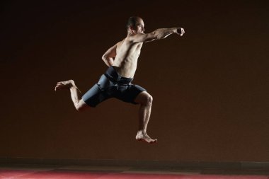 Atlet yetişkin eğitim yumruk el olarak atlama olduğunu