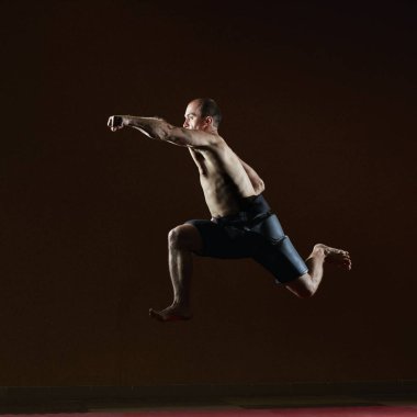 Sporcunun atlama bir yumruk gerçekleştirir