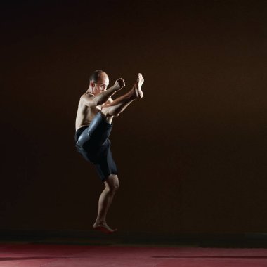 Adam olarak atlama tekme atıyor