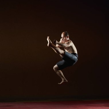 Yüksek tekme atlet bir sıçrama atıyor