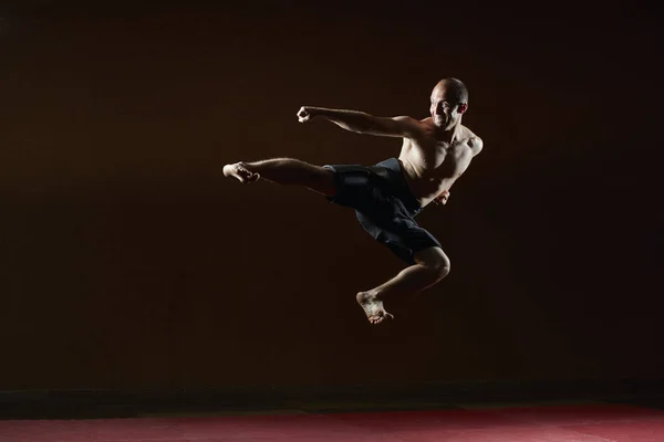 Erwachsener Athlet Trainiert Einen Kick Beim Sprung Zur Seite — Stockfoto