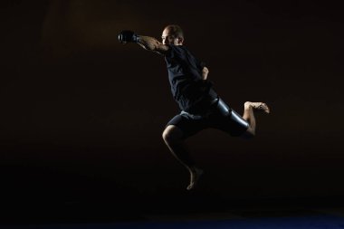 Bir elinde bir sıçrama ile güçlü bir adam grev