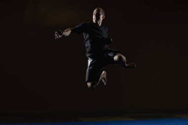 Atlet bir atlama bir yumruk el için trenler