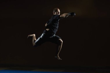 Bir adam olarak atlama bir yumruk yumruk atıyor