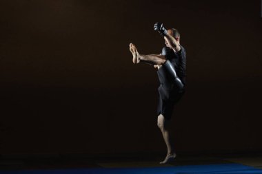 Bir tekme atlet siyah eldiven atıyor