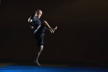 Bir tekme bacak ile güçlü adam beats