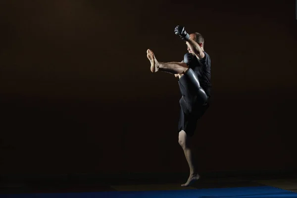 Ein Tritt Den Der Athlet Mit Schwarzen Handschuhen Schlägt — Stockfoto