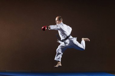 Yumruk el bir atlet ellerinde kırmızı bindirmeleri ile eğitiyor