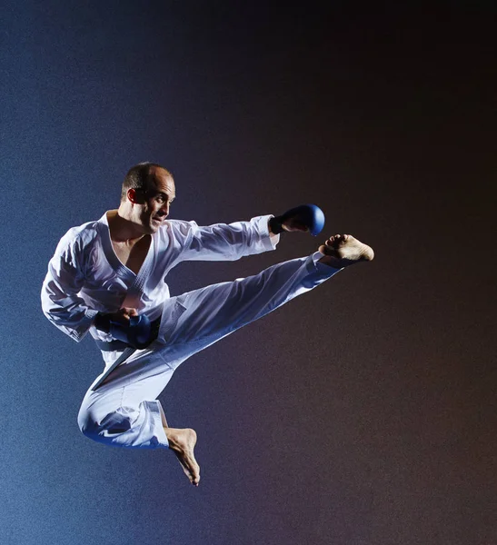 Ugrás Teljesítmény Egy Sportoló Karategi Kick — Stock Fotó