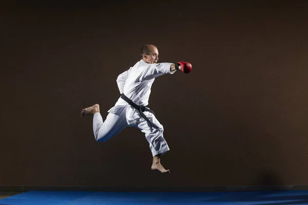 Červeným Překryvy Rukou Sportovec Bije Rukou — Stock fotografie