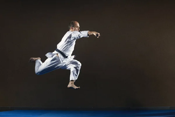 Deportista Karategi Entrena Puñetazo Mano Salto — Foto de Stock