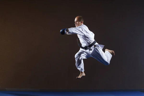 Man Med Blå Överlägg Händerna Slår Med Hand Ett Hopp — Stockfoto