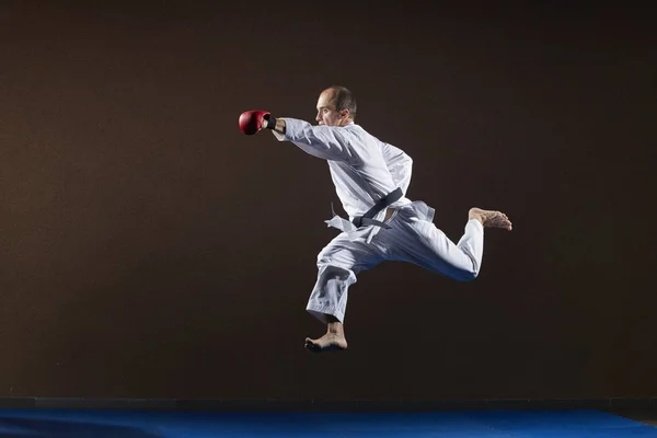 Adult Athlete Karategi Beats Hand Jump — Stock Photo, Image