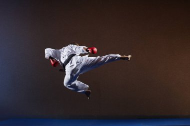 Siyah kuşak bir adamla bir sıçrama bir tekme atıyor