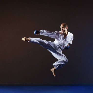 Yüksek atlamada karategi atlet bir tekme eğitir.