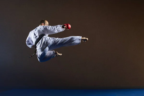 Man Med Svart Bälte Tränar Kick Ett Hopp — Stockfoto