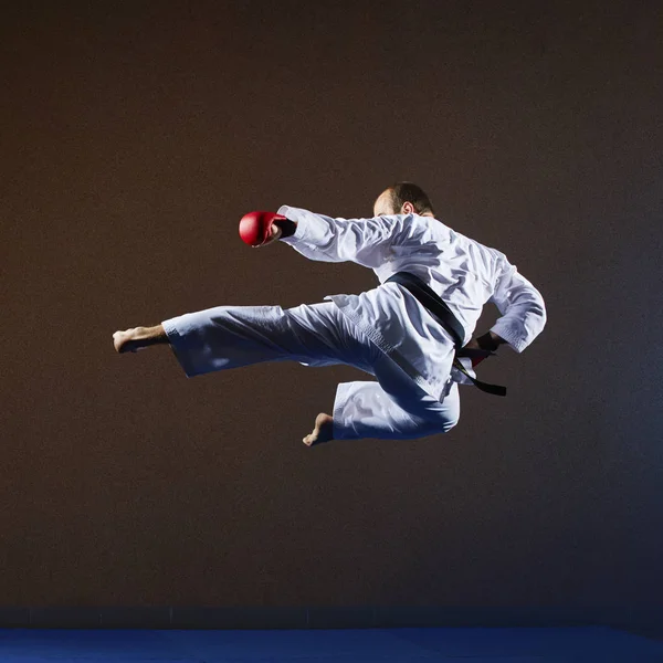 Idrottsman Med Svart Bälte Slår Kick Ett Hopp — Stockfoto