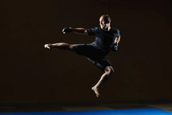 Vuxen Idrottsman Svarta Handskar Slår Kick Ett Hopp — Stockfoto