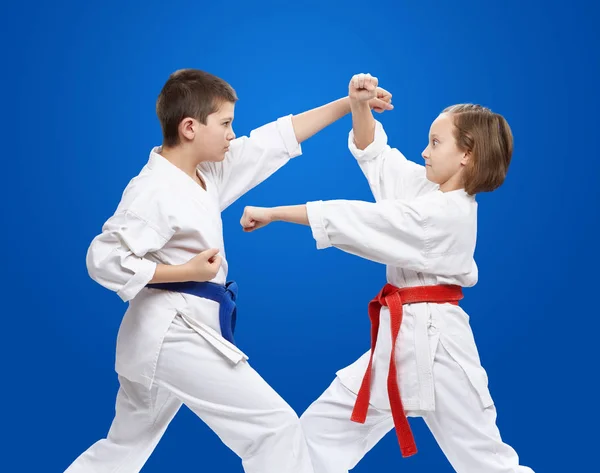 Red Blue Belt Athletes Train Kicks Blocks Karate — Stock Photo, Image
