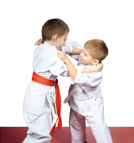 Dos Jóvenes Atletas Entrenan Judo Sparring — Foto de Stock