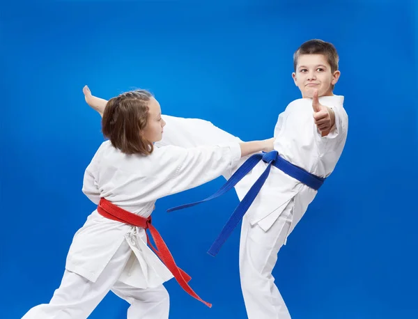 Niebieskim Tle Sportowców Pociąg Bloki Kopnięć Karate — Zdjęcie stockowe