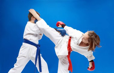Sporcuların ellerinde bindirmeleri ile eğitim darbeler karate vardır