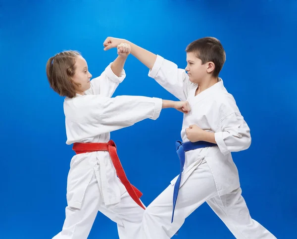 Chico Chica Son Entrenados Golpes Karate Bloques — Foto de Stock
