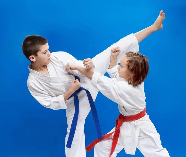 Karategi Pequenos Atletas Treinam Perna Pontapé Braço Soco — Fotografia de Stock