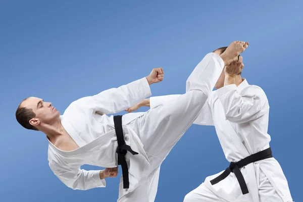 Vuxna Idrottare Tåg Sparkar Och Blockerar Karate Collage — Stockfoto