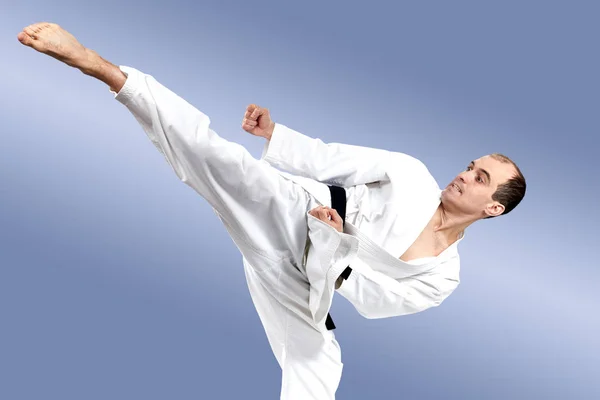 Man Karategi Beats High Kick Leg — Stock Photo, Image