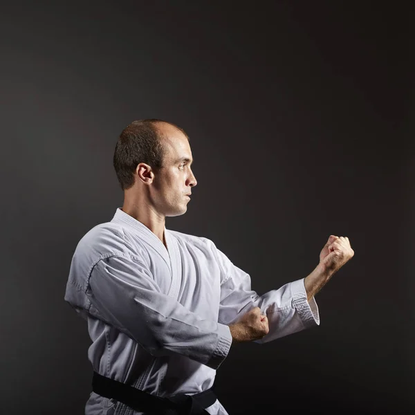 Joven Atleta Entrena Ejercicios Formales Karate Sobre Fondo Negro — Foto de Stock