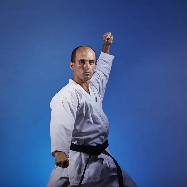 Atleta Adulto Entrenando Ejercicio Formal Karate Sobre Fondo Azul — Foto de Stock