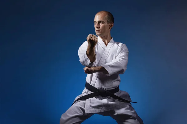 Uomo Esegue Esercizi Formali Karate Sfondo Blu — Foto Stock