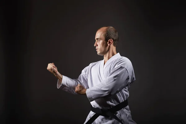 Pada Latar Belakang Hitam Seorang Atlet Melatih Latihan Karate Formal — Stok Foto
