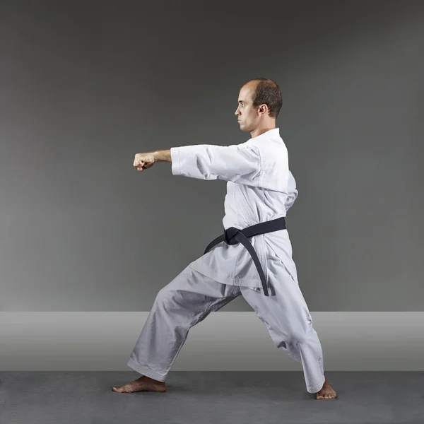 Hombre Adulto Está Entrenando Ejercicios Formales Karate Sobre Fondo Gris — Foto de Stock