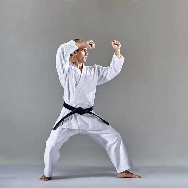 Egy Sportoló Karategi Végez Formális Karate Gyakorlása — Stock Fotó