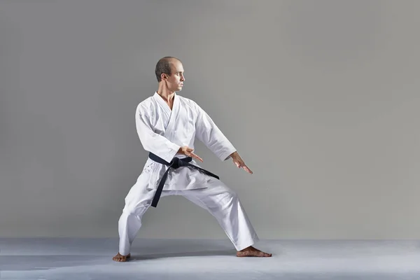 Deportista Karategi Blanco Realiza Ejercicio Formal Karate — Foto de Stock