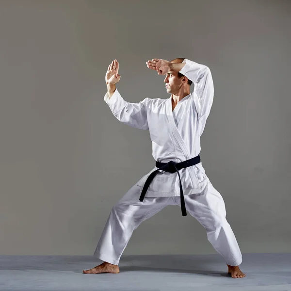 Med Svart Bälte Tränar Idrottsman Formell Karate Träning — Stockfoto