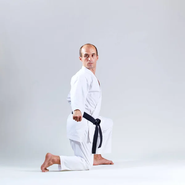 Atleta Karategi Blanco Entrena Ejercicios Formales Karate Sobre Fondo Gris — Foto de Stock