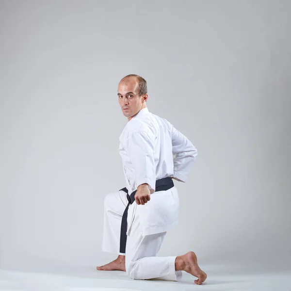 Ejercicios Formales Karate Son Entrenados Por Deportista Adulto — Foto de Stock