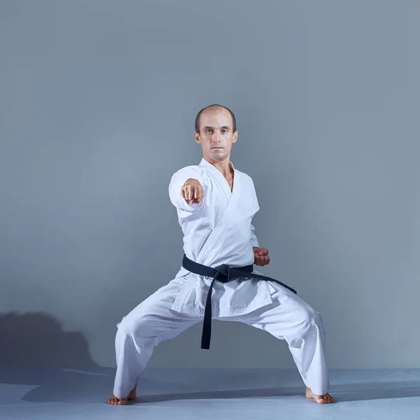 Atleta Golpea Con Una Mano Bastidor Karate Contra Fondo Oscuro — Foto de Stock