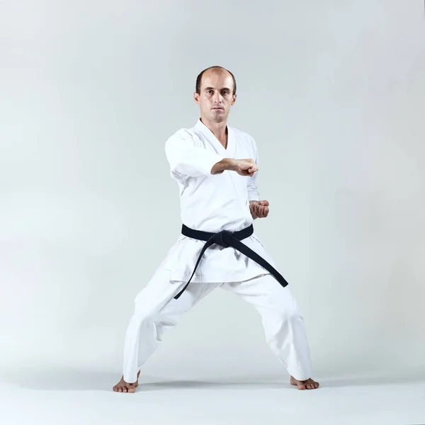 Sobre Fondo Claro Atleta Masculino Entrena Ejercicio Formal Karate — Foto de Stock