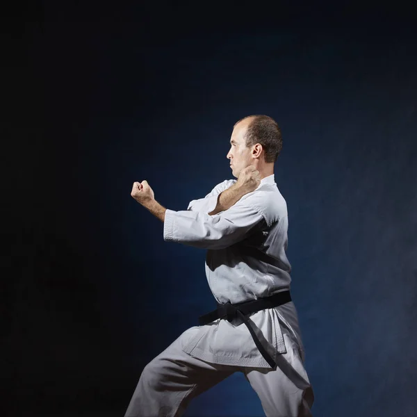 Atleta Adulto Realiza Ejercicios Formales Karate Karategi Blanco — Foto de Stock